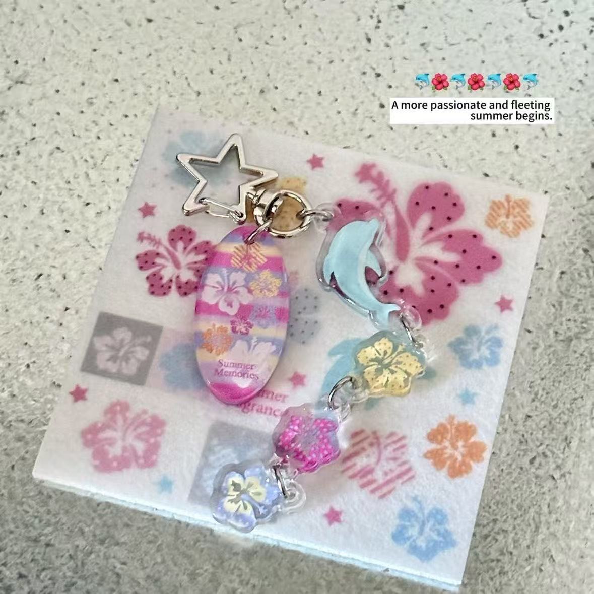 Tech Girl Accessories - Sommerlicher hawaiianischer Delfin-Hibiskus-Schlüsselanhänger, pastellfarbener Surfbrett-Acryl-Anhänger mit
