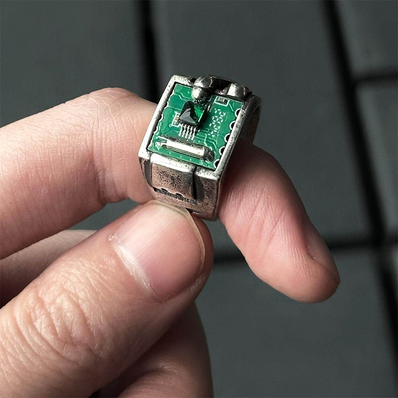 Tech-inspirierter Ring mit PCB – Tech Inspired Accessories Bewertung und Preis